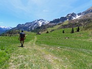 73 Rientriamo su pratoni verdeggianti alla Baita del camoscio